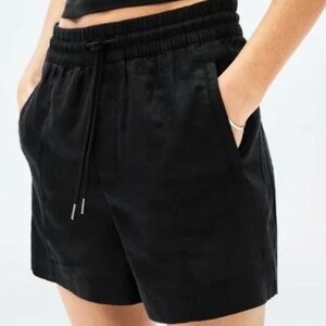 Athleta Retreat Linen Mid Rise Short